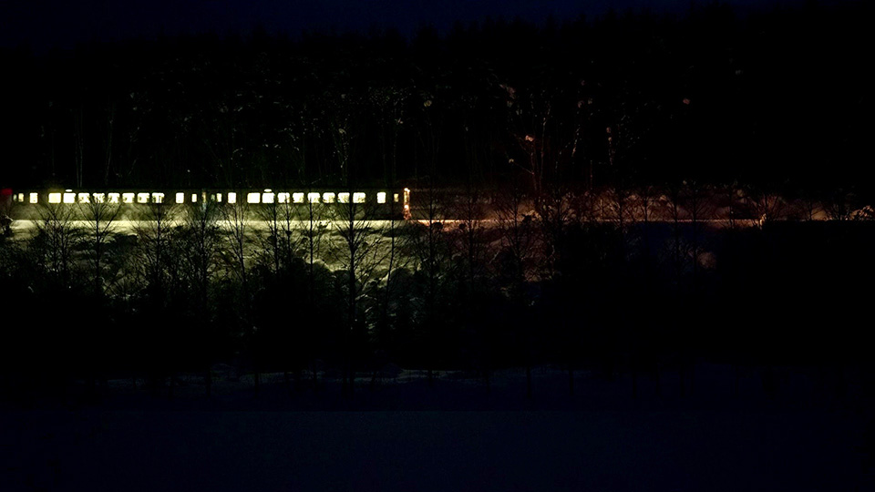 電車が雪を照らす